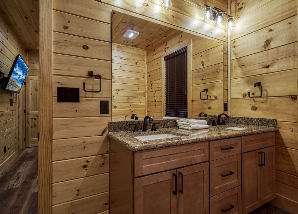 Bear Tracks Lodge 4 Bedroom Cabin by RedAwning Cabin, 4 Bedrooms 24