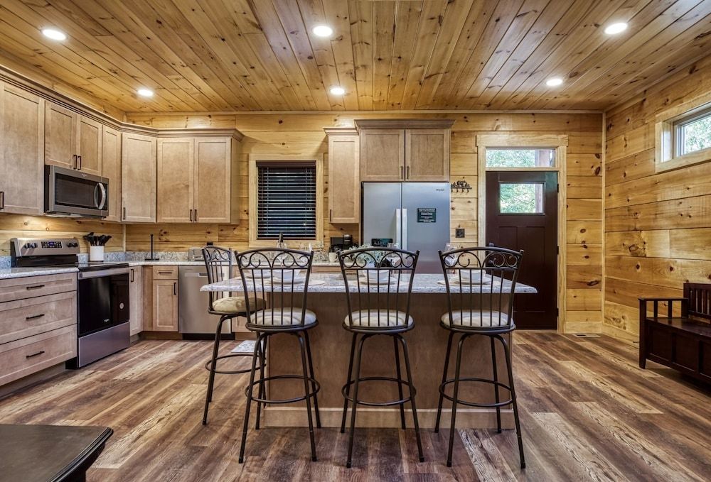 Bear Tracks Lodge 4 Bedroom Cabin by RedAwning Cabin, 4 Bedrooms 14