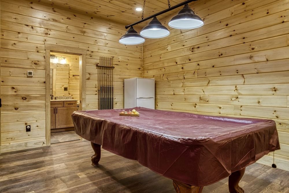 Bear Tracks Lodge 4 Bedroom Cabin by RedAwning Cabin, 4 Bedrooms 38