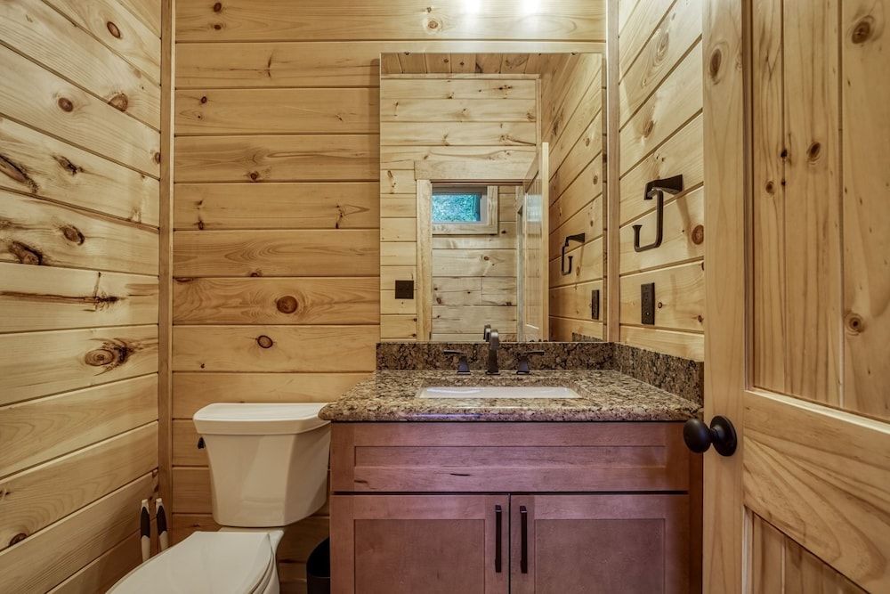 Bear Tracks Lodge 4 Bedroom Cabin by RedAwning Cabin, 4 Bedrooms 26