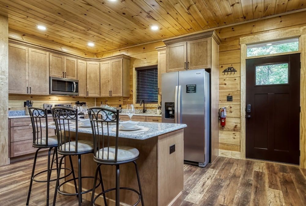 Bear Tracks Lodge 4 Bedroom Cabin by RedAwning Cabin, 4 Bedrooms 16