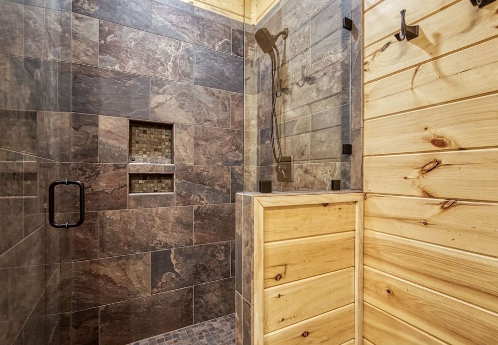 Bear Tracks Lodge 4 Bedroom Cabin by RedAwning Cabin, 4 Bedrooms 25