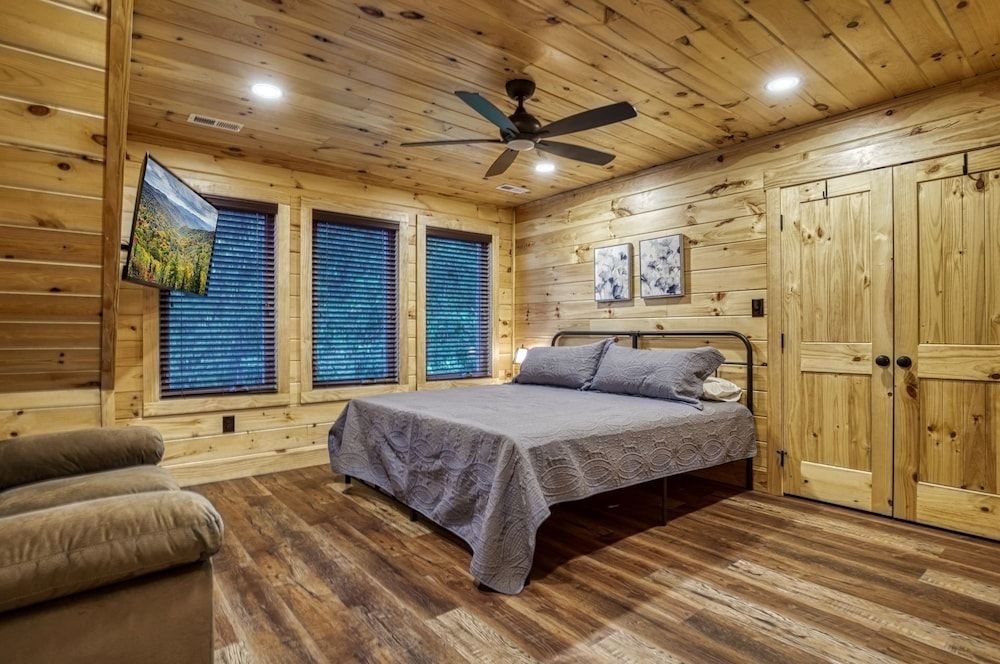 Bear Tracks Lodge 4 Bedroom Cabin by RedAwning Cabin, 4 Bedrooms 5