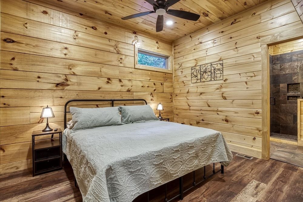 Bear Tracks Lodge 4 Bedroom Cabin by RedAwning Cabin, 4 Bedrooms 2