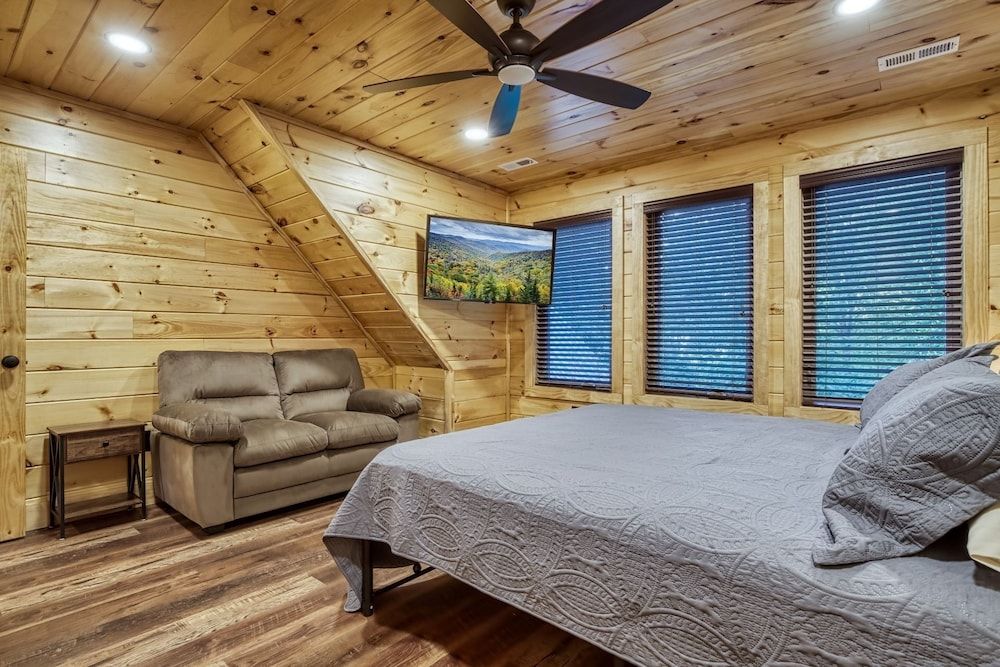 Bear Tracks Lodge 4 Bedroom Cabin by RedAwning Cabin, 4 Bedrooms 6