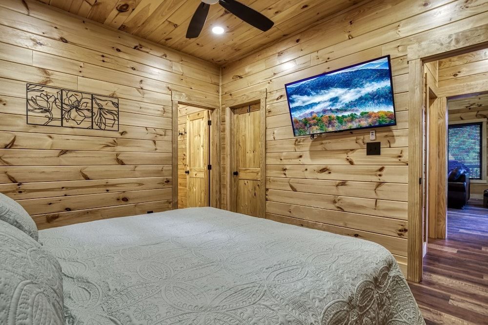 Bear Tracks Lodge 4 Bedroom Cabin by RedAwning Cabin, 4 Bedrooms 3