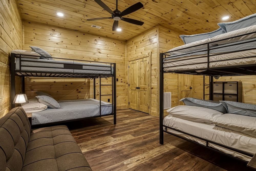 Bear Tracks Lodge 4 Bedroom Cabin by RedAwning Cabin, 4 Bedrooms 11