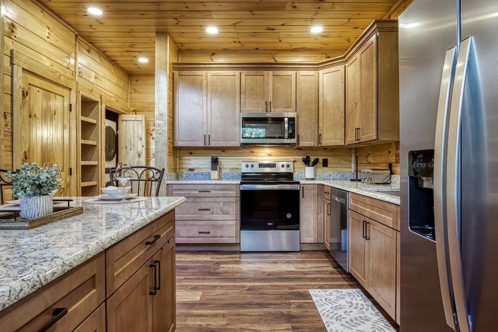 Bear Tracks Lodge 4 Bedroom Cabin by RedAwning Cabin, 4 Bedrooms 15