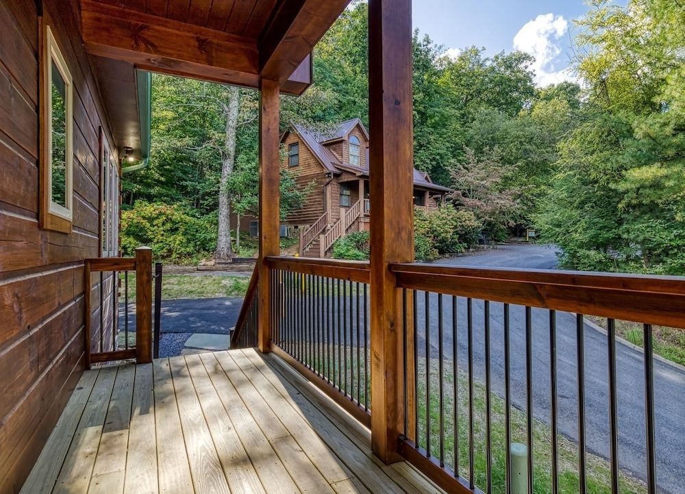 Bear Tracks Lodge 4 Bedroom Cabin by RedAwning Cabin, 4 Bedrooms 41