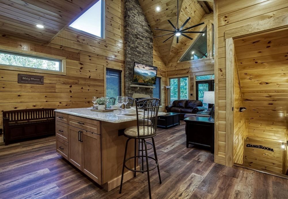 Bear Tracks Lodge 4 Bedroom Cabin by RedAwning Cabin, 4 Bedrooms 22