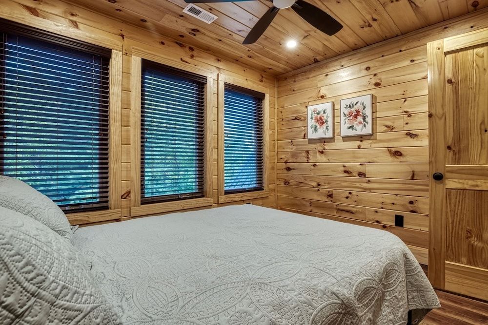 Bear Tracks Lodge 4 Bedroom Cabin by RedAwning Cabin, 4 Bedrooms 10