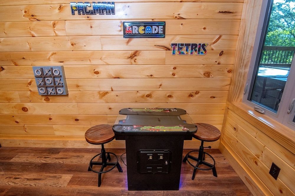 Bear Tracks Lodge 4 Bedroom Cabin by RedAwning Cabin, 4 Bedrooms 31