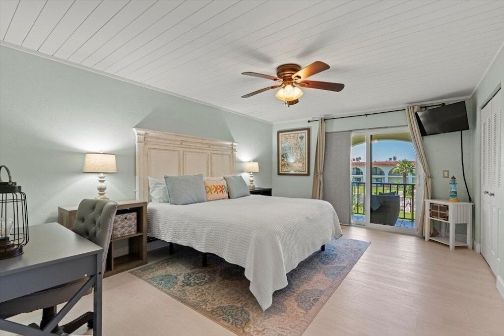 Condo, 2 Bedrooms