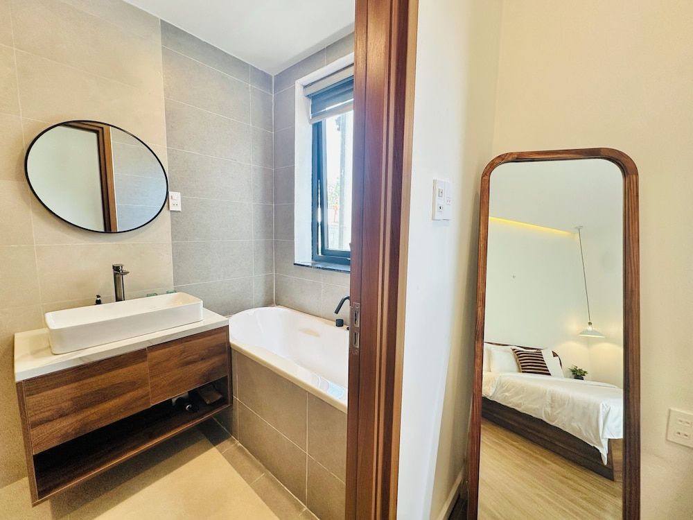 QR Hotel Dalat Superior Double Room, Bathtub 9