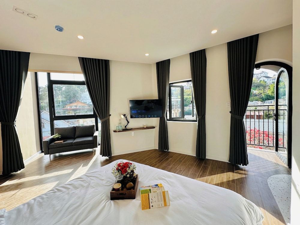 QR Hotel Dalat Suite Double with Bathtub