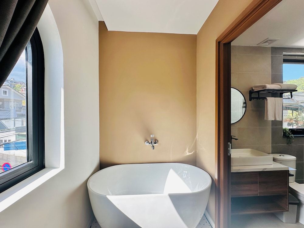 QR Hotel Dalat Suite Double with Bathtub 11