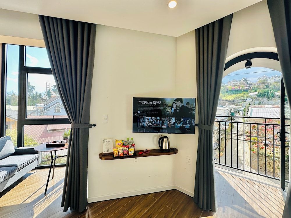 QR Hotel Dalat Suite Double with Bathtub 13