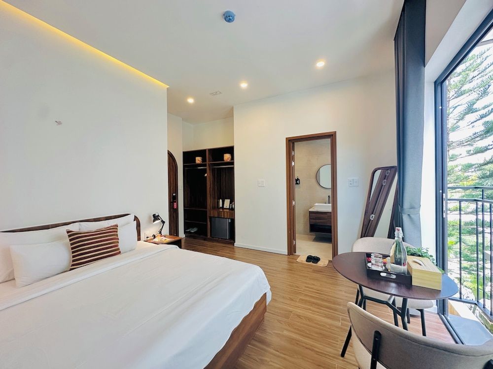 QR Hotel Dalat Superior Double Room, Bathtub 2