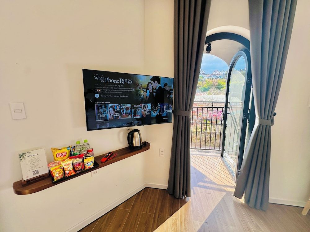 QR Hotel Dalat Suite Double with Bathtub 9