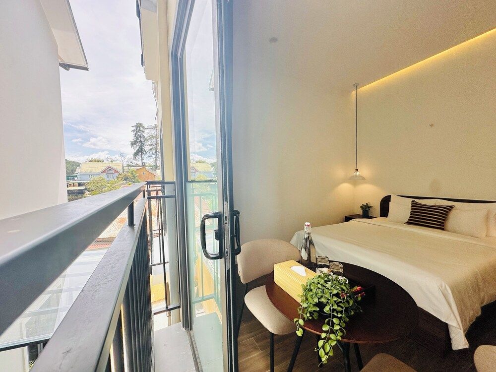 QR Hotel Dalat Superior Double Room, Bathtub 11