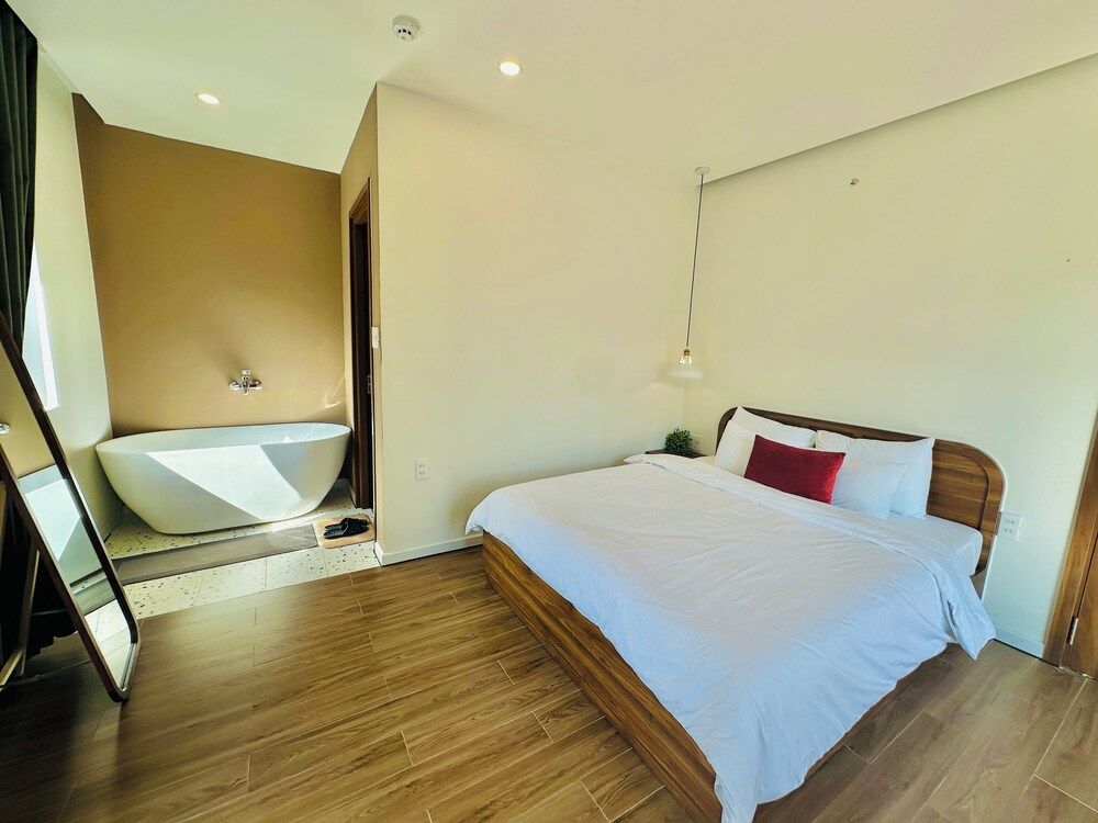 QR Hotel Dalat Suite Double with Bathtub 7