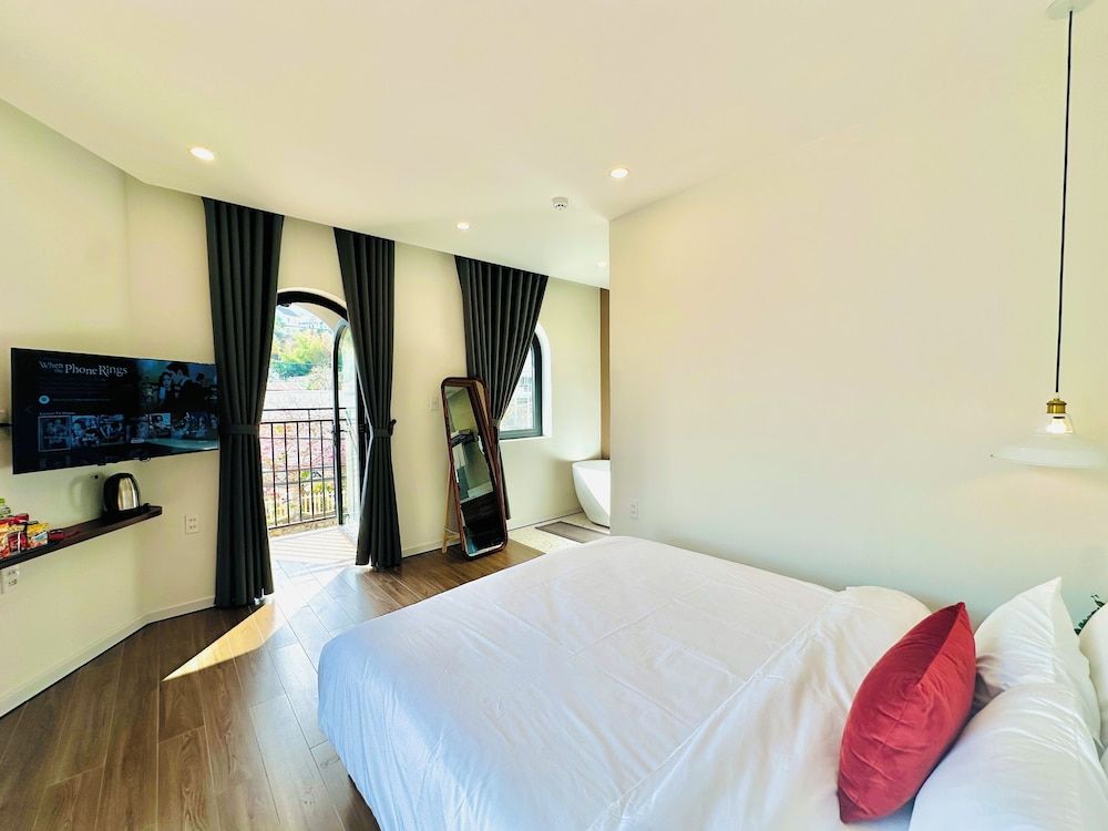 QR Hotel Dalat Suite Double with Bathtub 4
