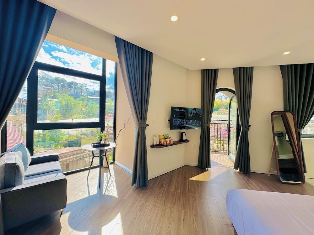 QR Hotel Dalat Suite Double with Bathtub 2