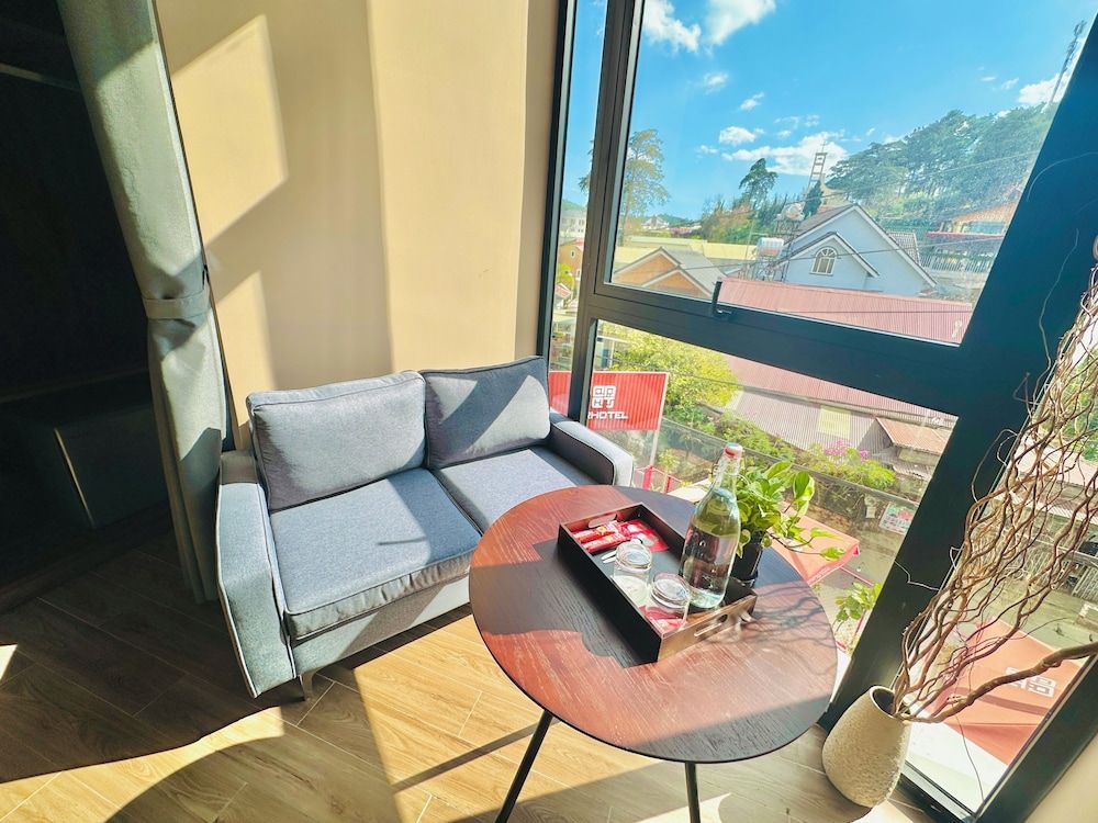 QR Hotel Dalat Suite Double with Bathtub 10