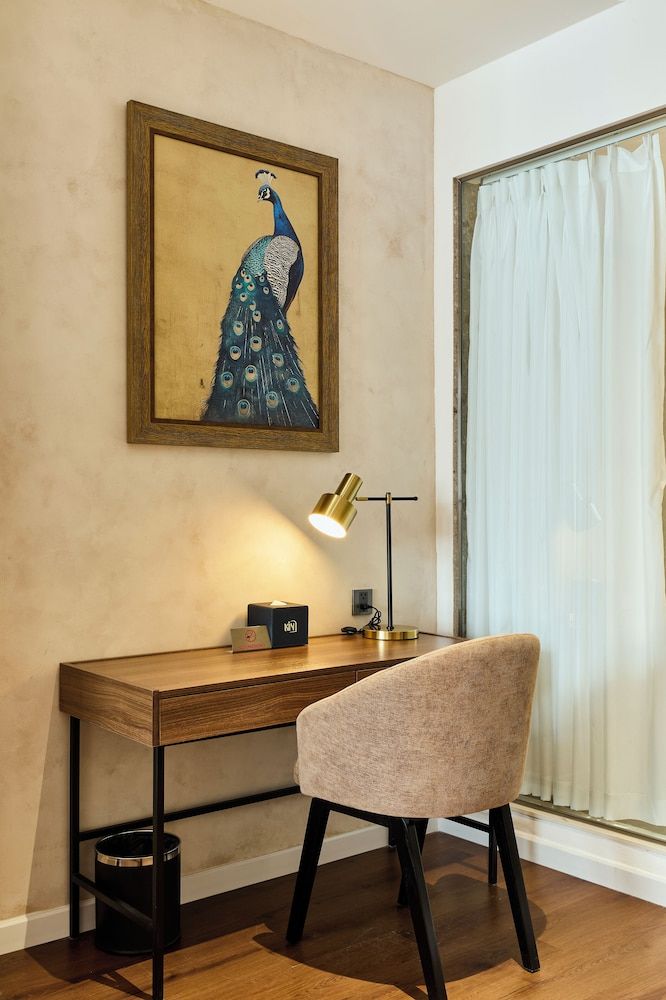 Kin Signature Suite With Window and Lounge Access