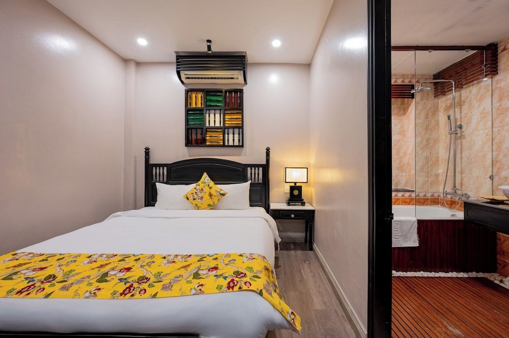 Deluxe Double Room, Bathtub