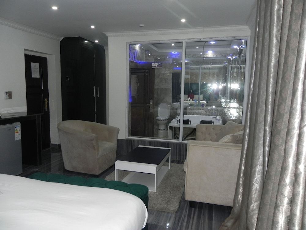 Gold Crown international Hotel Deluxe Suite 6