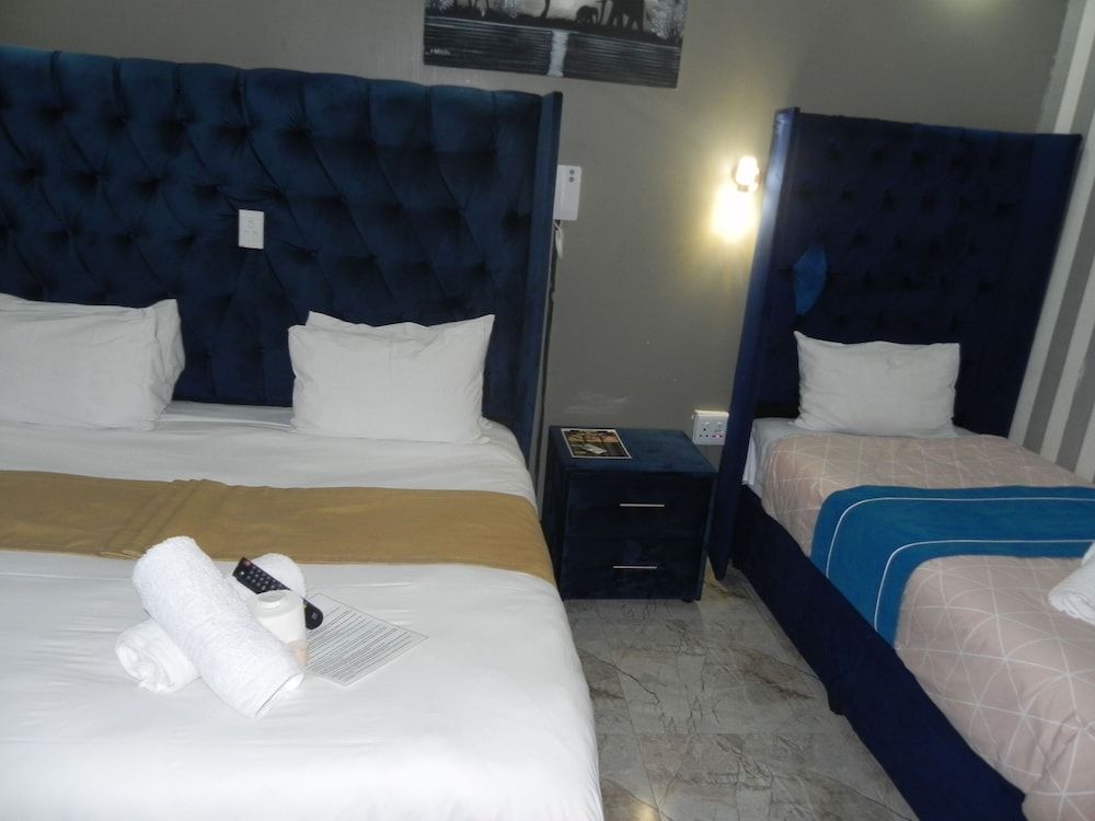 Gold Crown international Hotel Family Room 16