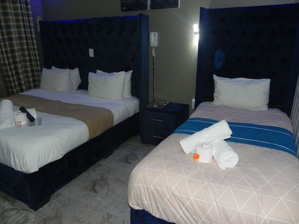 Gold Crown international Hotel Family Room 18