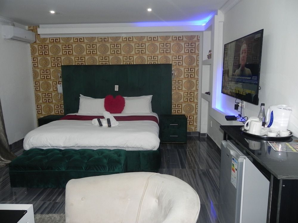 Gold Crown international Hotel Deluxe Suite 4