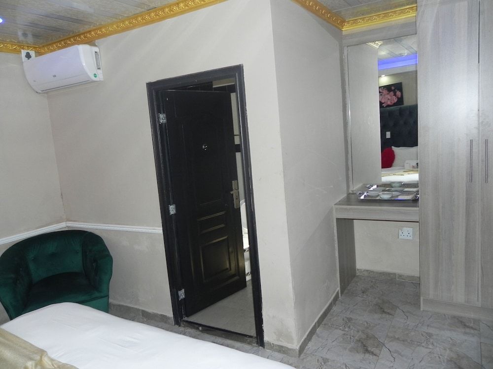 Gold Crown international Hotel Classic Room 5