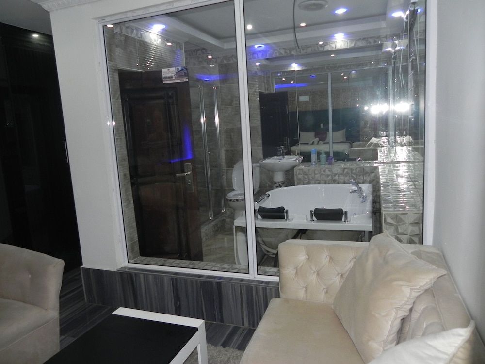 Gold Crown international Hotel Deluxe Suite 17