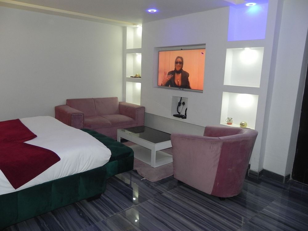 Gold Crown international Hotel Deluxe Suite 9