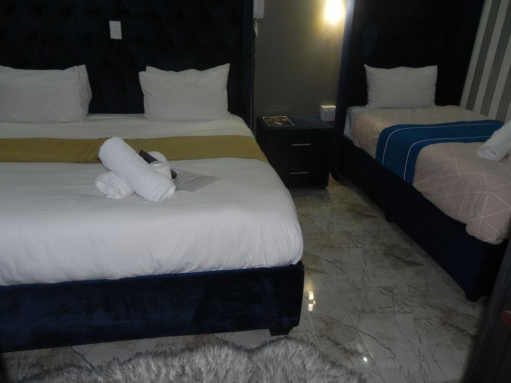 Gold Crown international Hotel Family Room 17