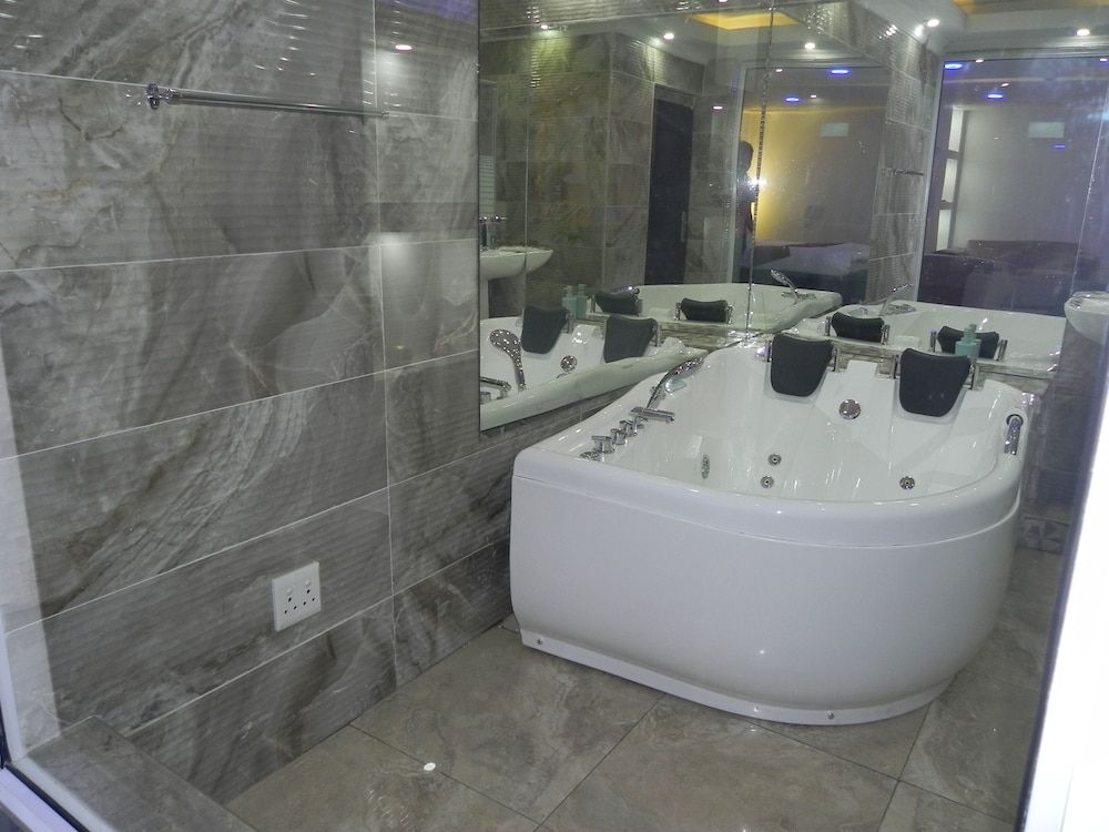 Gold Crown international Hotel Deluxe Suite 36