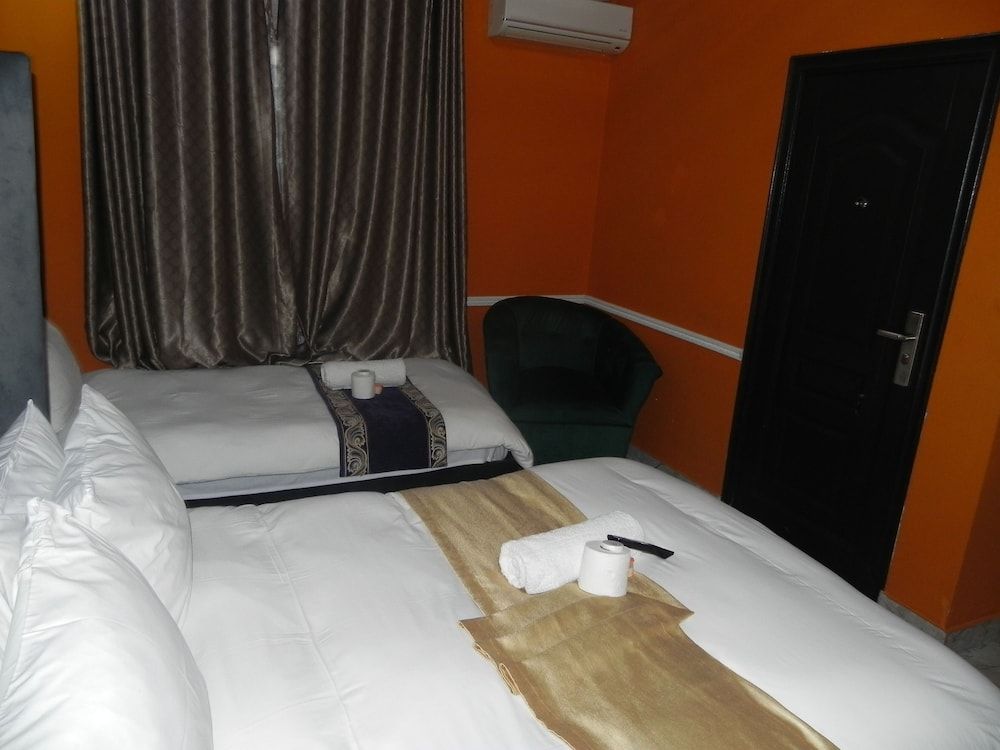 Gold Crown international Hotel Family Room 8