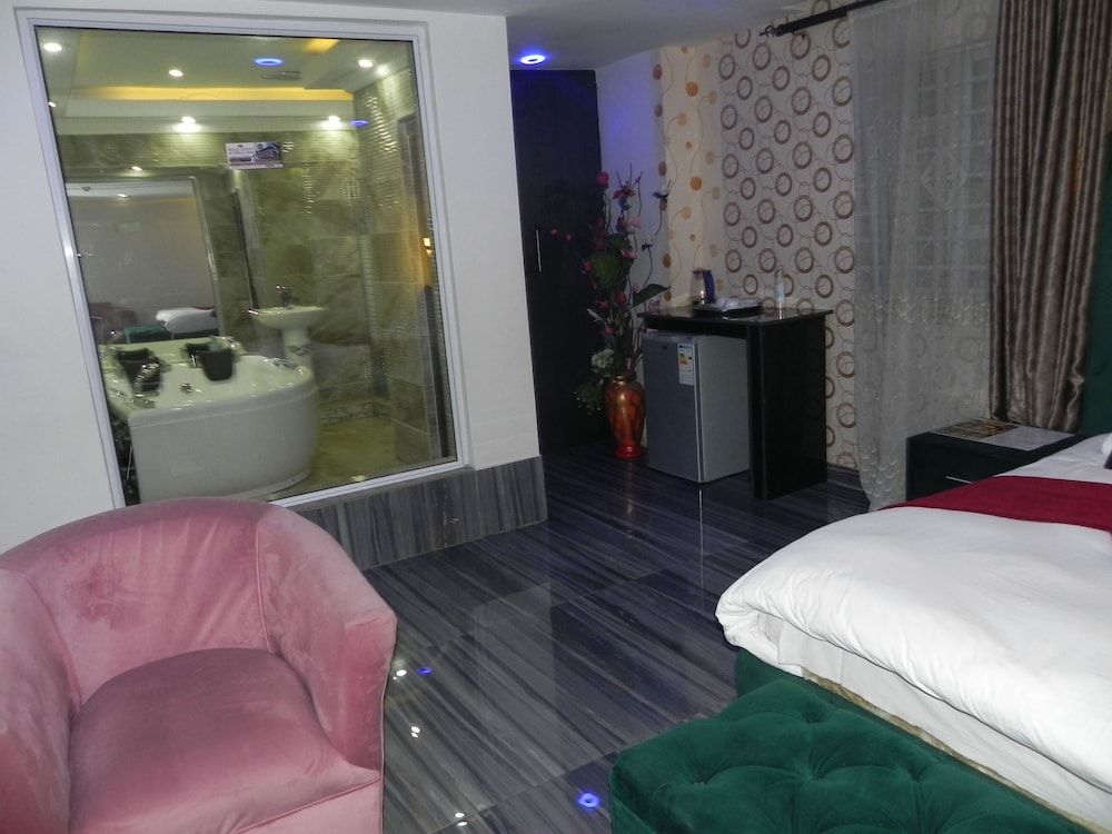 Gold Crown international Hotel Deluxe Suite 10