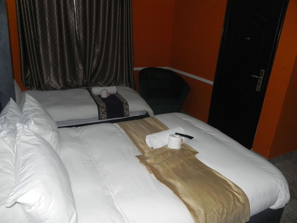 Gold Crown international Hotel Family Room 10