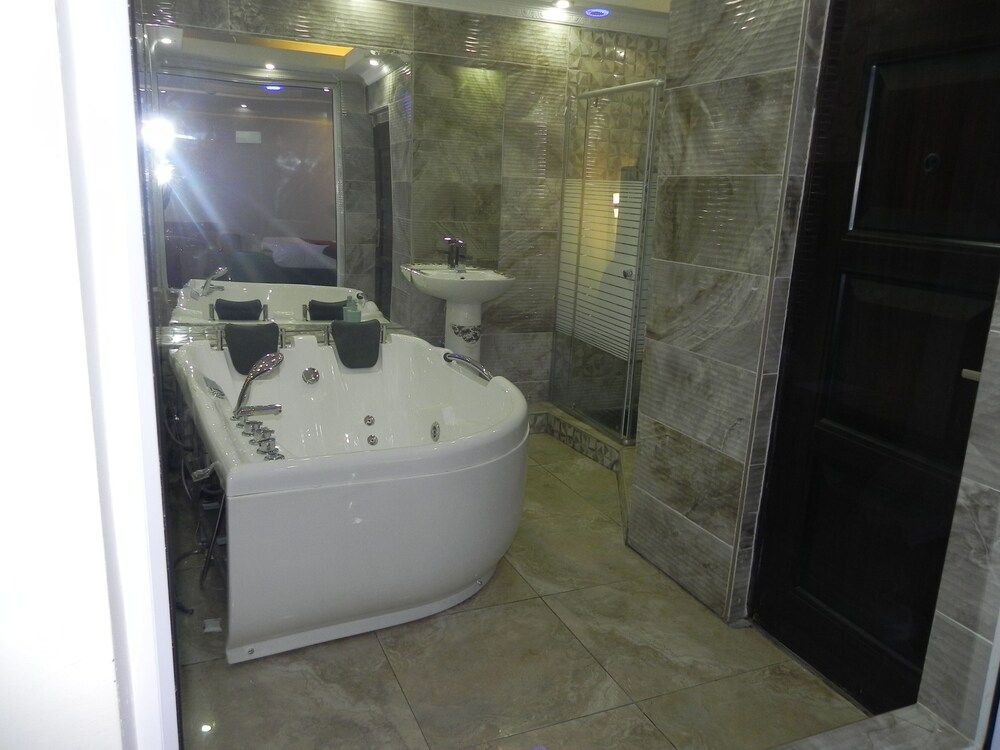 Gold Crown international Hotel Deluxe Suite 34