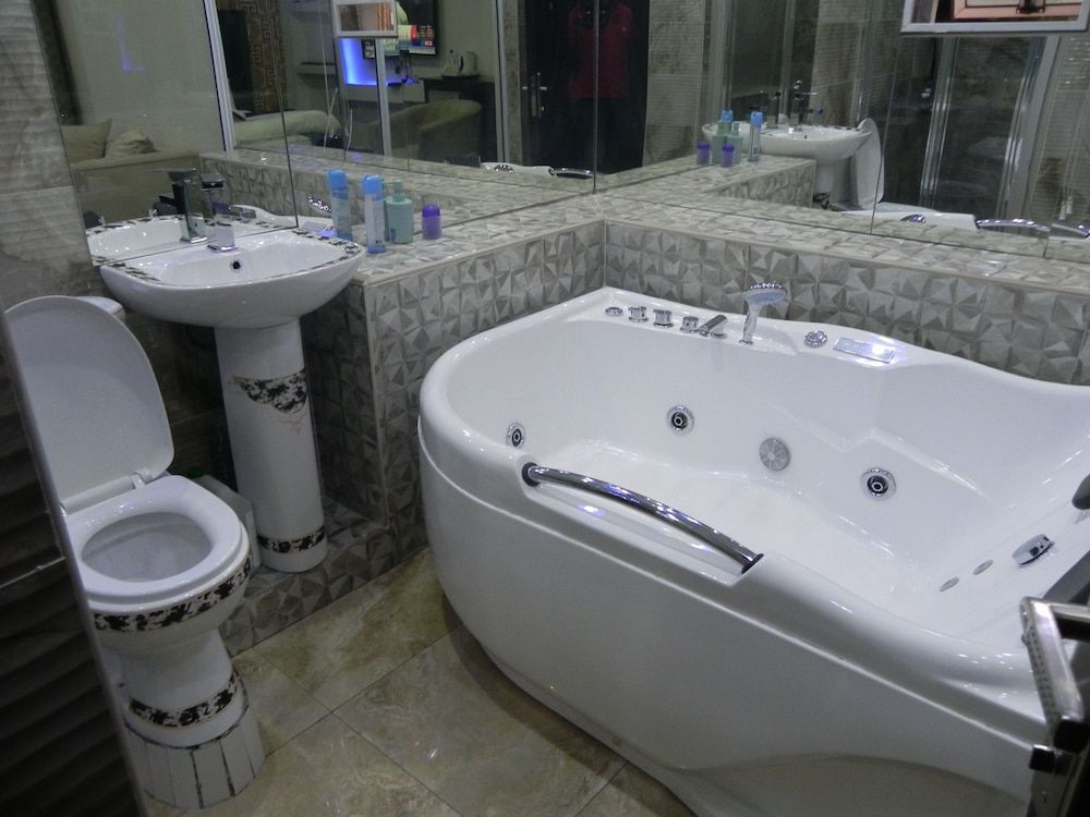 Gold Crown international Hotel Deluxe Suite 35