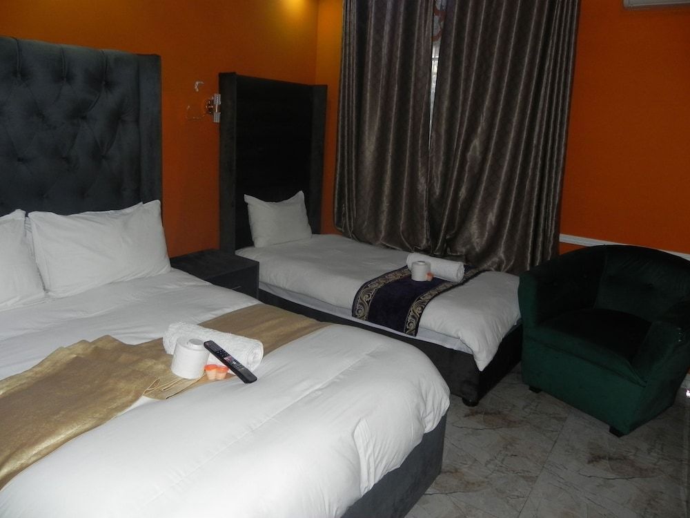 Gold Crown international Hotel Family Room 12