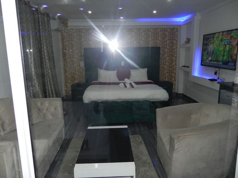 Gold Crown international Hotel Deluxe Suite 8