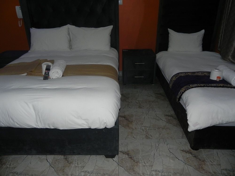 Gold Crown international Hotel Family Room 9