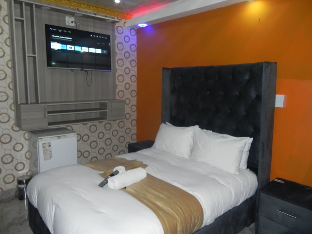 Gold Crown international Hotel Family Room 7