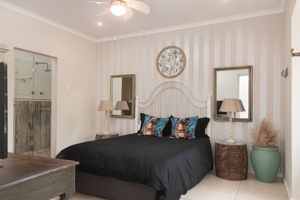 Classic Room, 1 Queen Bed, Non Smoking, Courtyard View
