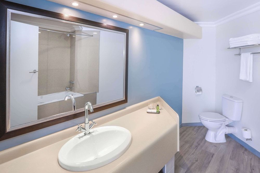 Garden Court East London Standard King Room 5